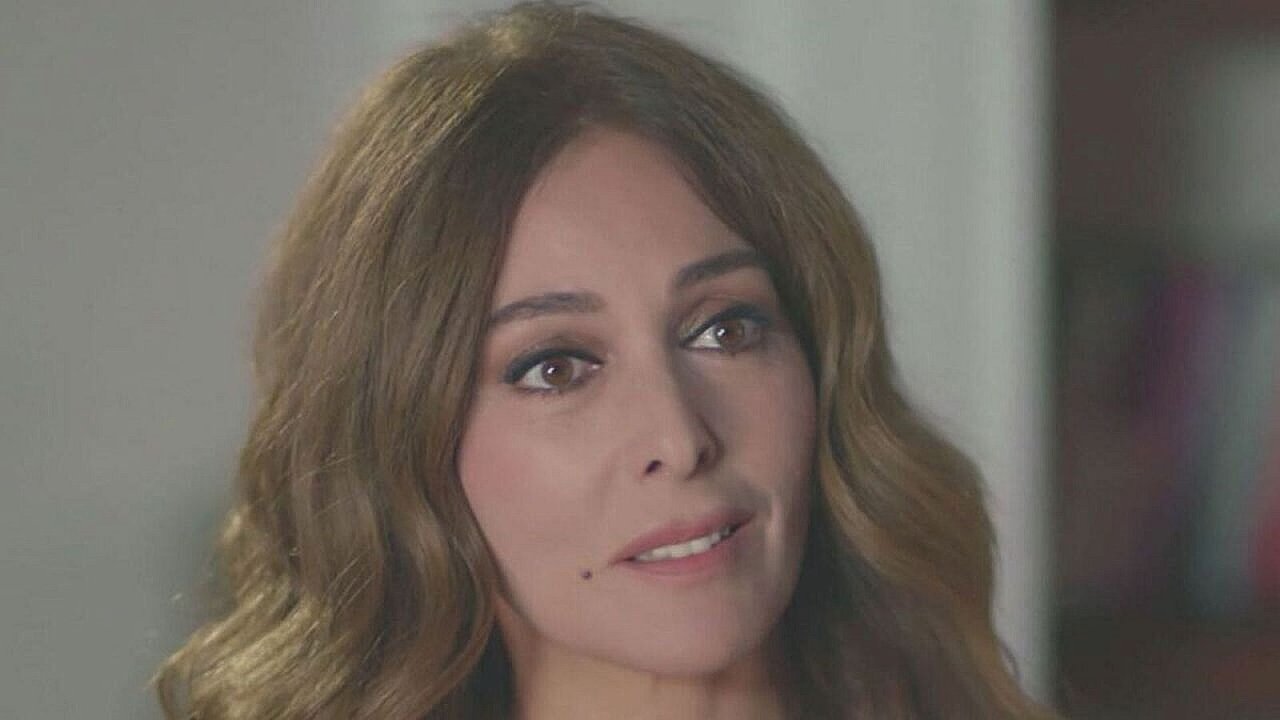 Zerrin Tekindor interpreta  Leyla Acemzade