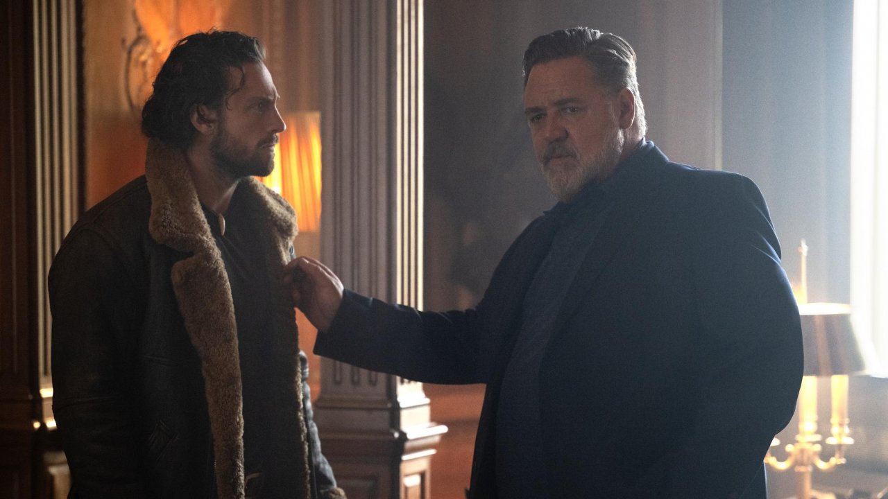 Aaron Taylor-Johnson e Russell Crowe in una scena
