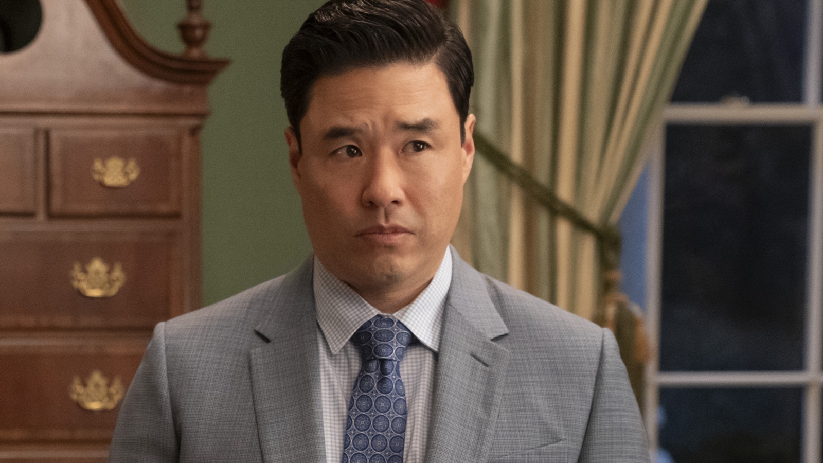 Randall Park nella serie The Residence