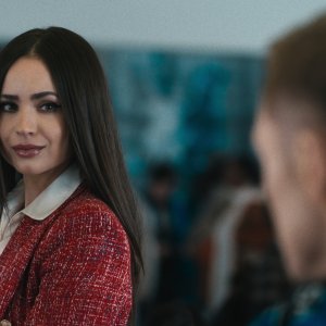 Carry-On: Sofia Carson in una scena del film