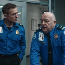 Carry-On: Taron Egerton e Dean Norris in un'immagine