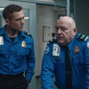 Carry-On: Taron Egerton e Dean Norris in un'immagine
