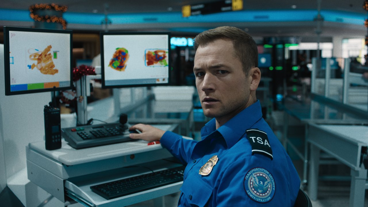 Taron Egerton in una scena di Carry-On