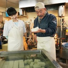 Tofu in Japan. La ricetta segreta del signor Takano, i protagonisti Fuji Tatsuya e Aso Kumiko in cucina