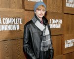 Timothée Chalamet sorprende con capelli biondi ispirati a Bob Dylan alla première di A Complete Unknown