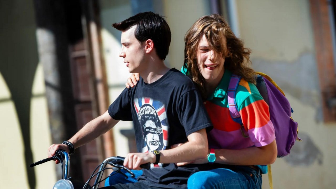 Elia Nuzzolo e Matteo Oscar Giuggioli in una foto della prima stagione de La leggendaria storia degli 883