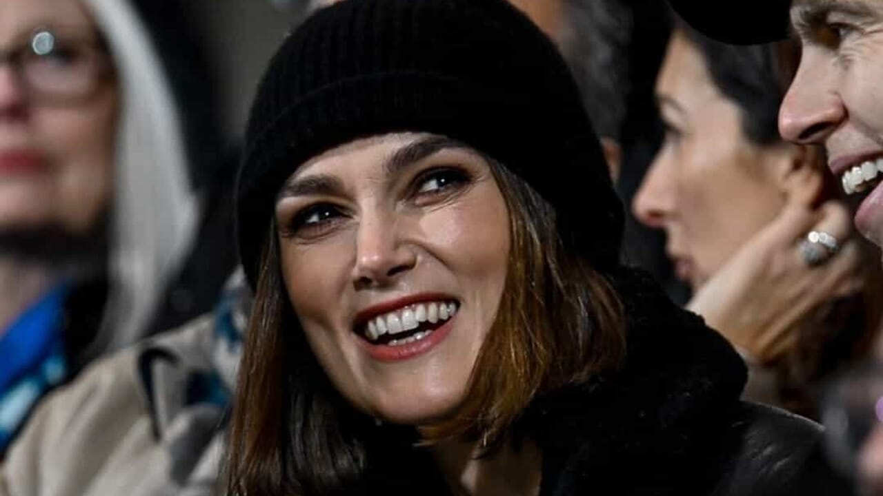 Primo piano di Keira Knightley sugli spalti del Sinigaglia per Como-Roma