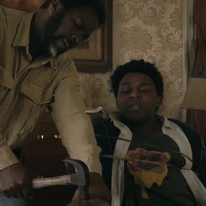 From. Harold Perrineau e Nathan D. Simmons in una scena del finale della terza stagione.