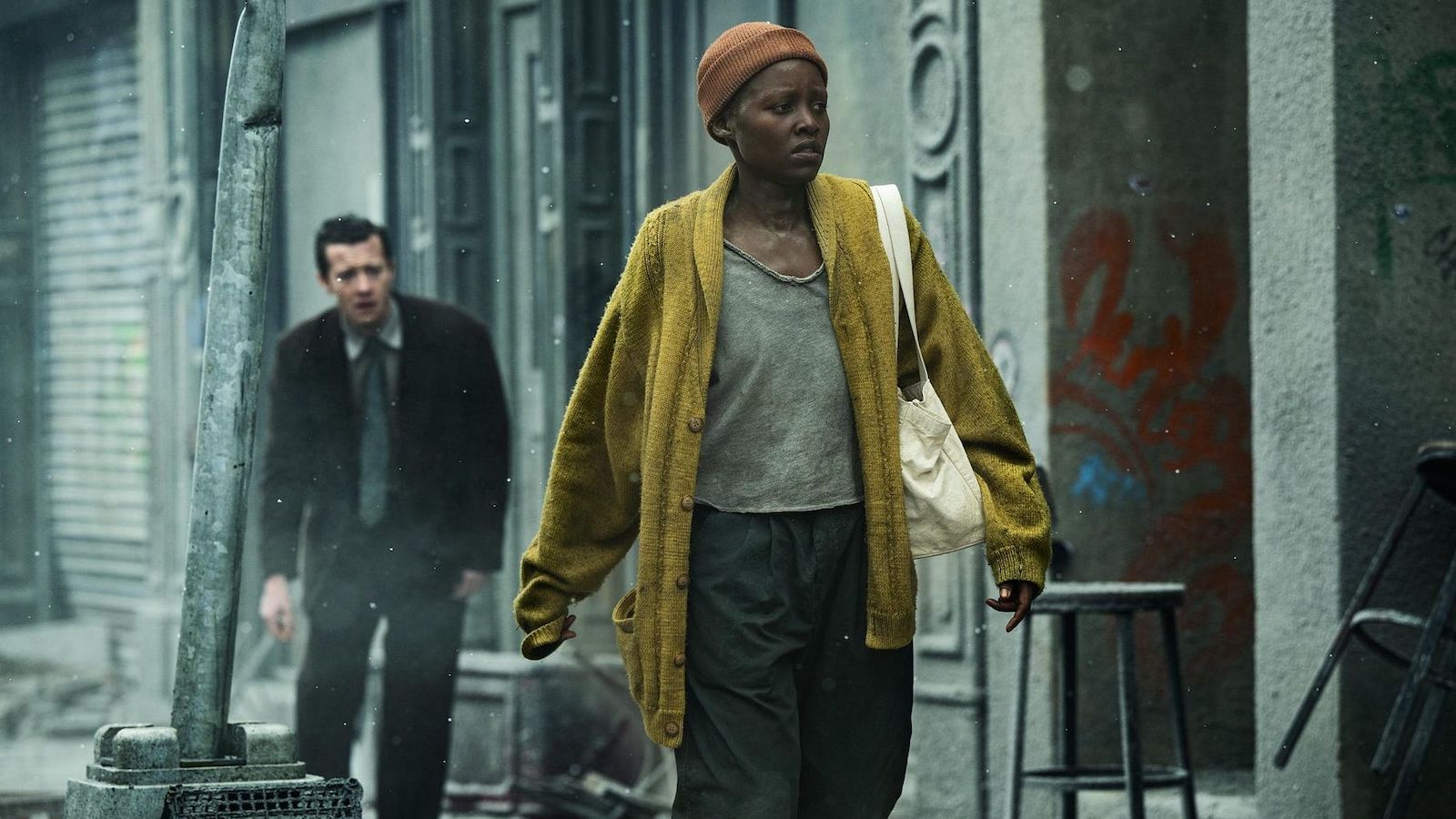 Lupita Nyong'o e Joseph Quinn in A quiet place - giorno 1