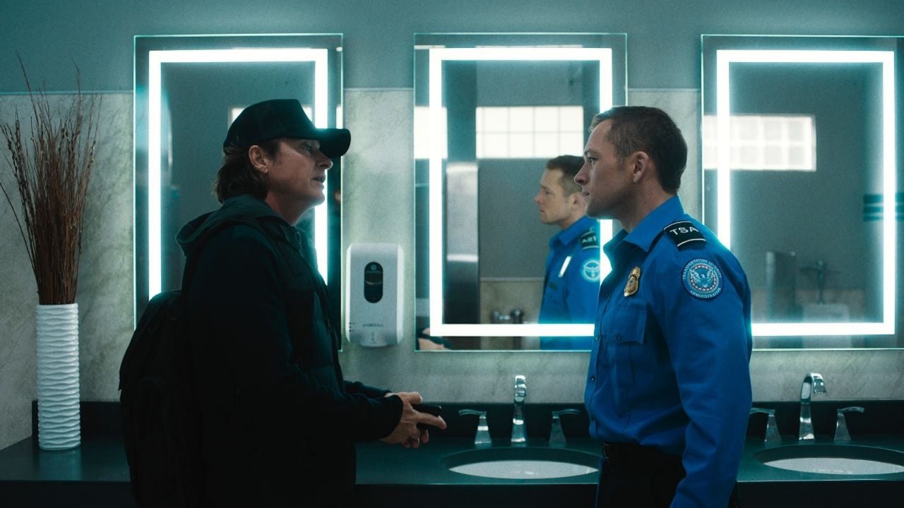 Jason Bateman e Taron Egerton in una scena di Carry-On