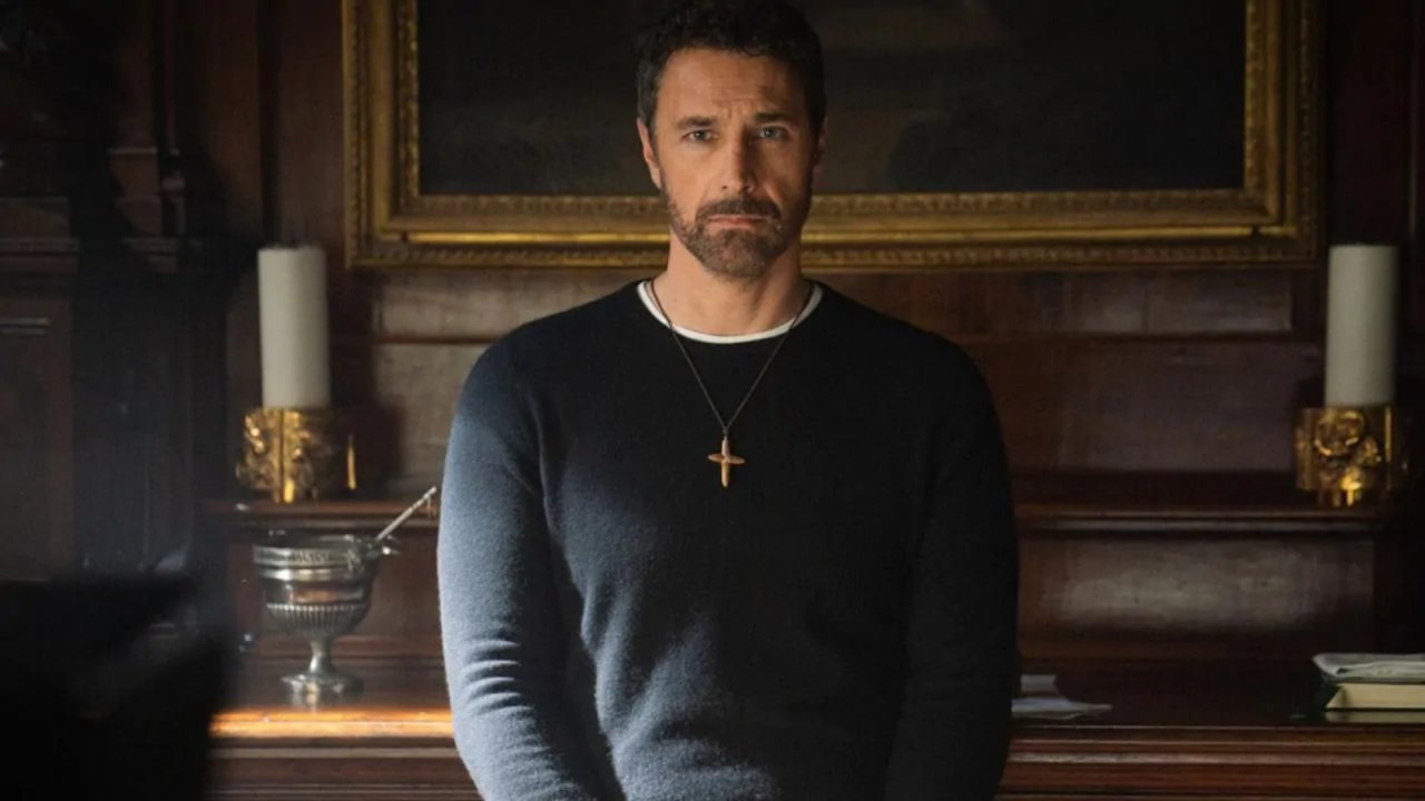 Raoul Bova è il protagonista del nuovo corso di Don Matteo