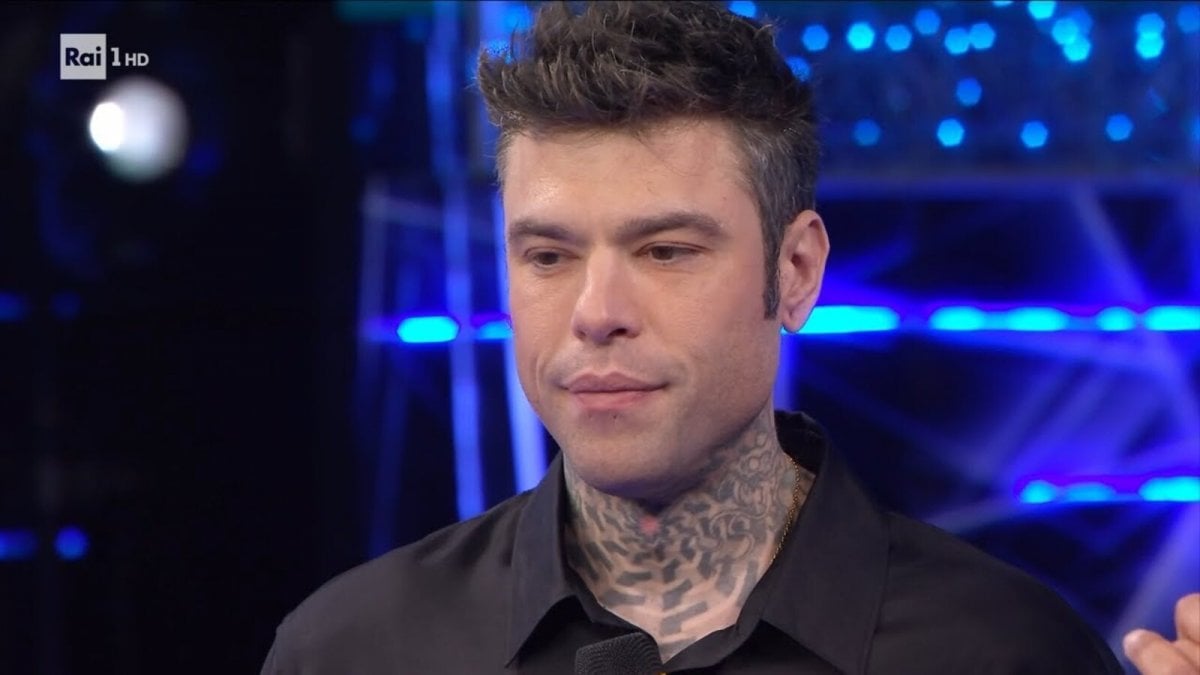 Fedez sembra disorientato a Sarà Sanremo: Carlo Conti lo accompgna fuori dal palco, i fan sono preoccupati