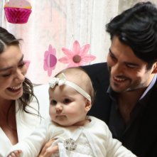 La piccola Deniz con Nihan e Kemal