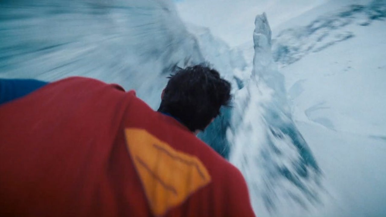 Superman in volo in un'immagine del trailer