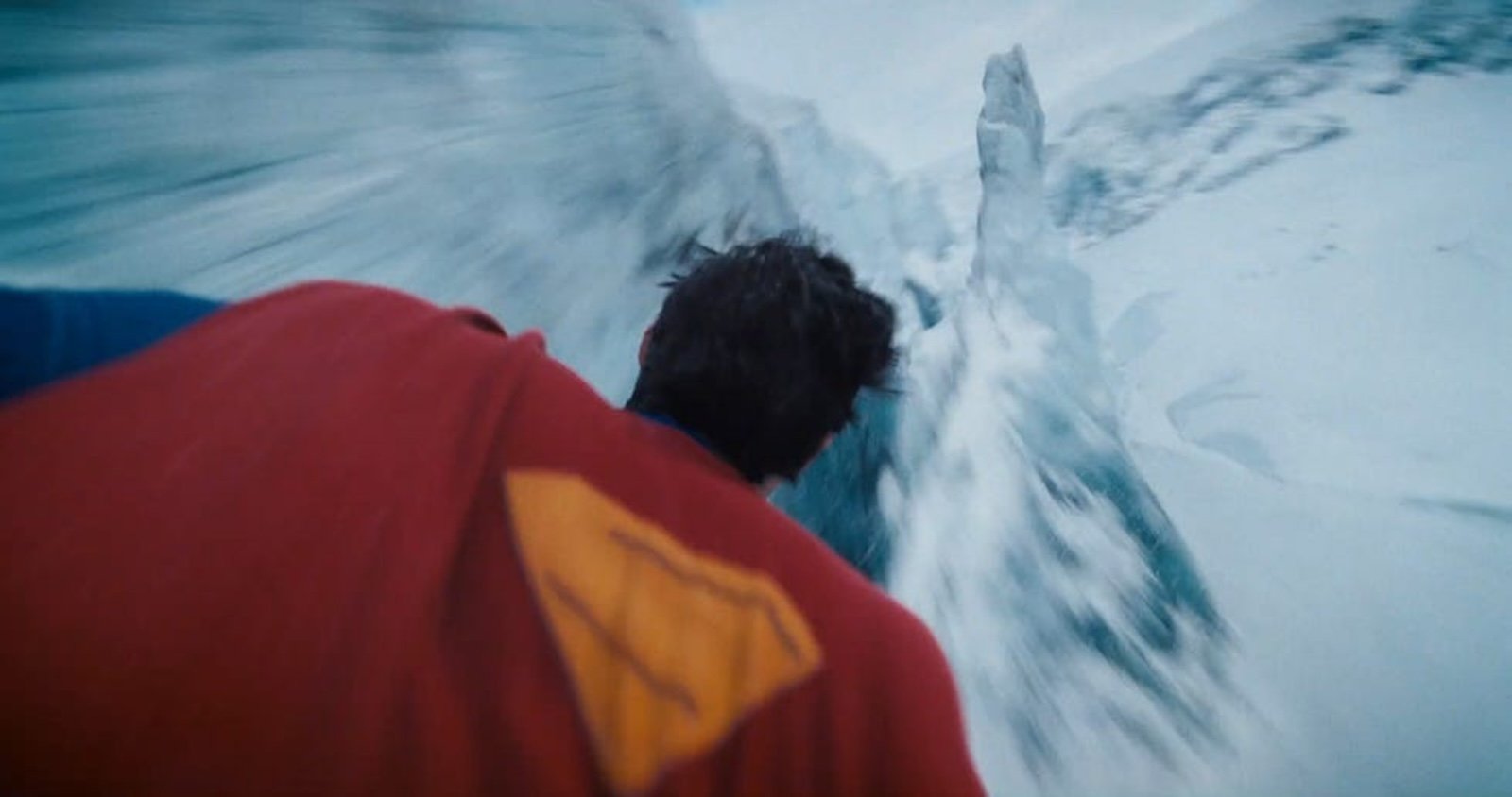 Superman in volo in un'immagine del trailer