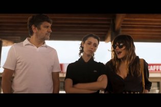 10 giorni con i suoi - Trailer della commedia con Fabio De Luigi e Valentina Lodovini