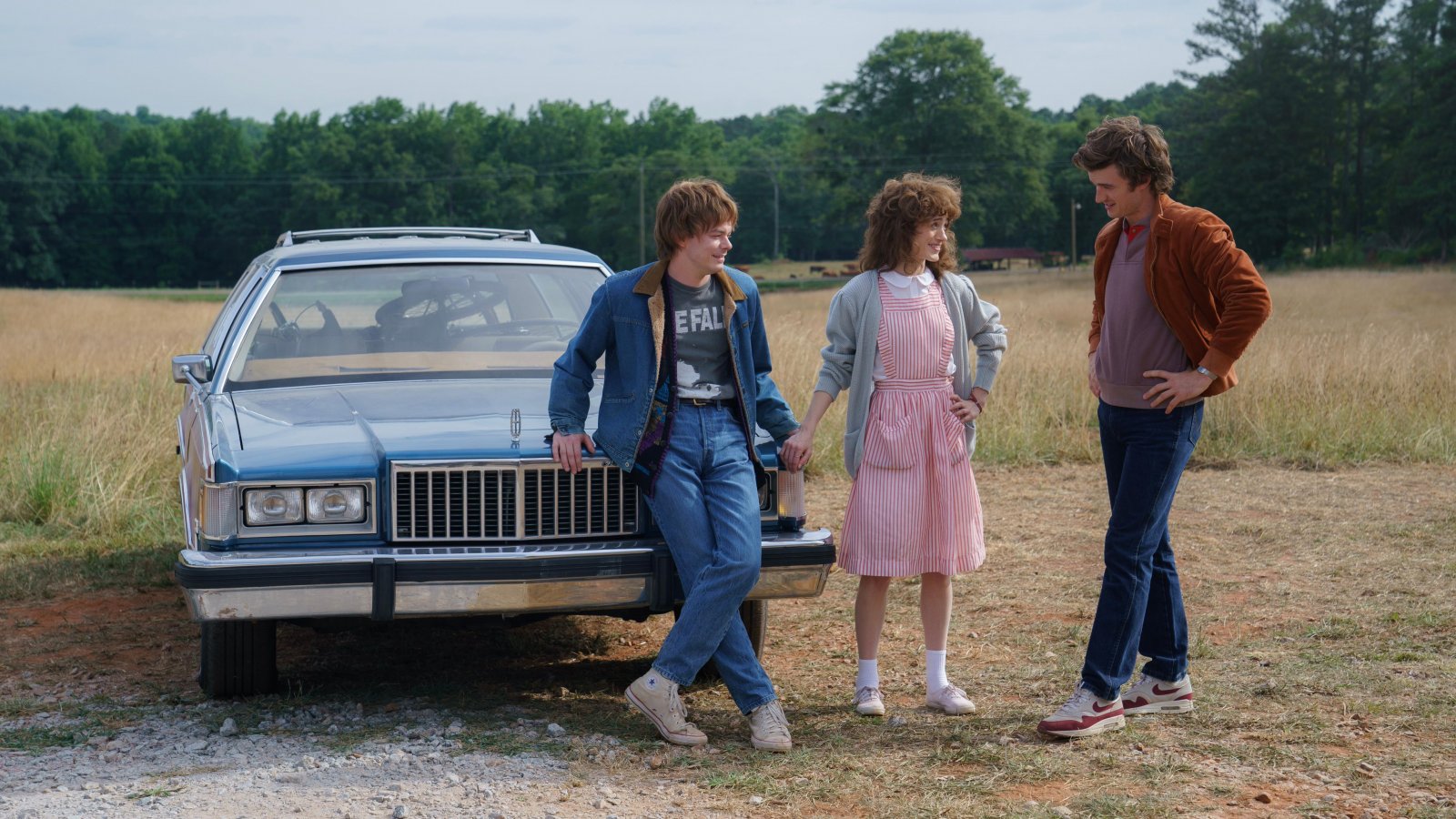 Charlie Heaton, Natalia Dyer e Joe Keery in una scena di Stranger Things 5