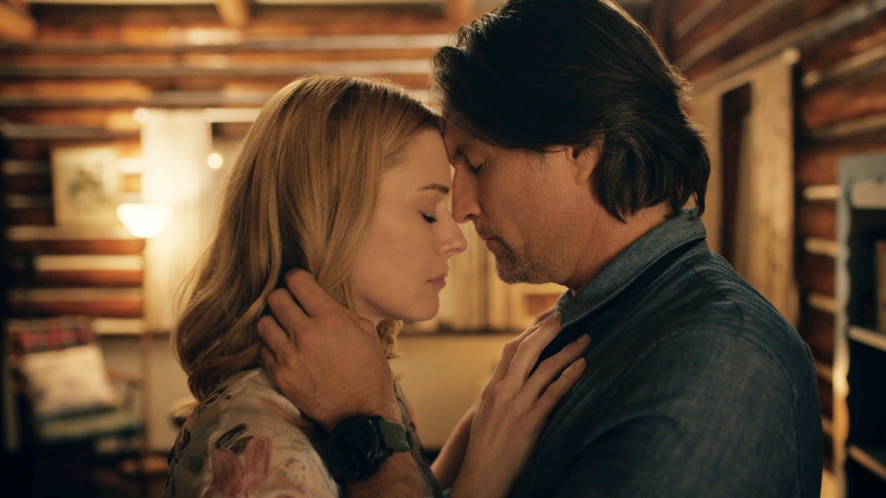 Alexandra Breckenridge e Martin Henderson in una scena di Virgin River 6