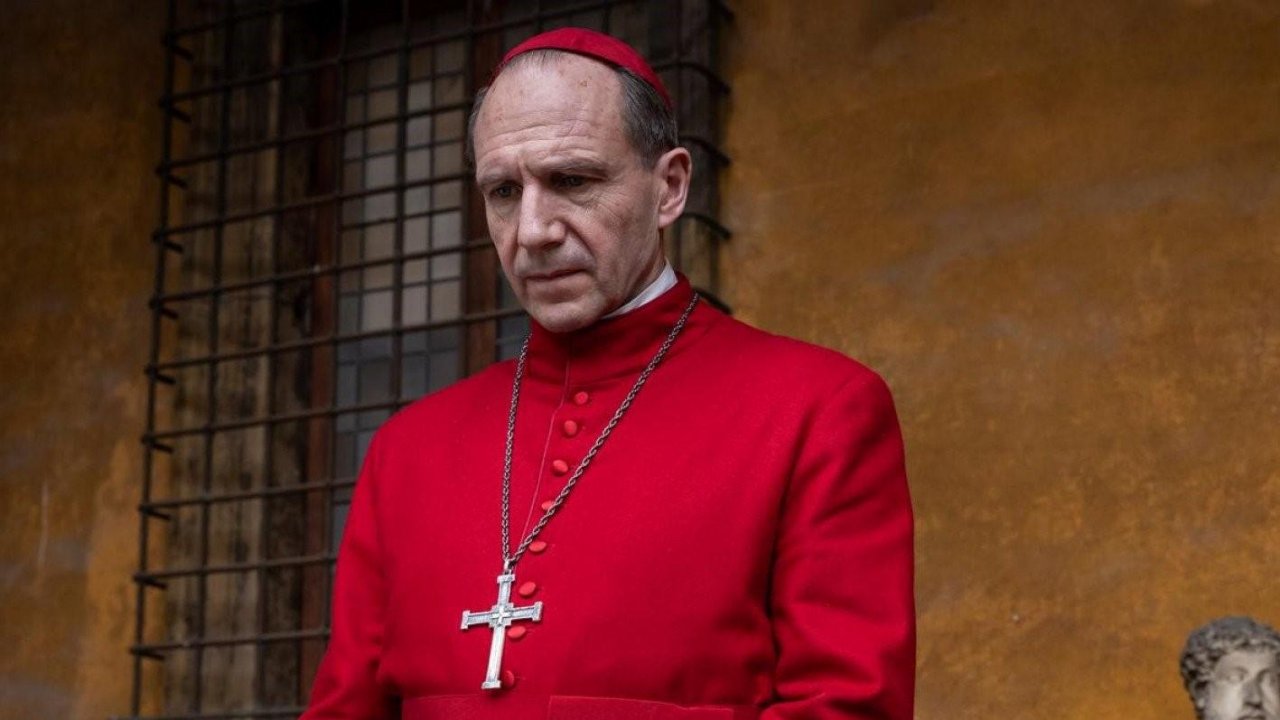 Ralph Fiennes in attesa del conclave