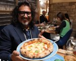 Alessandro Borghese - 4 Ristoranti torna stasera su Sky e NOW: nella prima puntata le migliori pizzerie