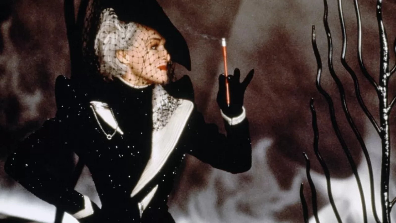 La carica dei 101: Glenn Close è Crudelia DeMon in un'immagine