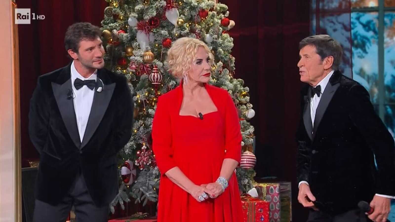 Antonella Clerici con gli ospiti sul palco de La cena di Natale