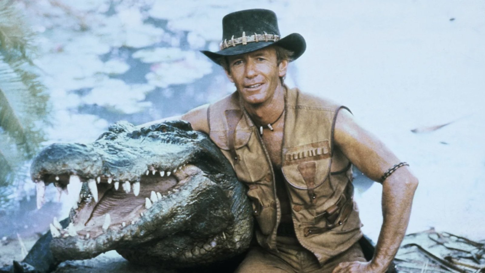 Il coccodrillo Burt in posa con Paul Hogan