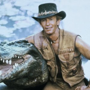 Mr. Crocodile Dundee: Paul Hogan in posa con il coccodrillo Burt