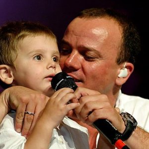 Gigi D’Alessio e il piccolo Luca (LDA)