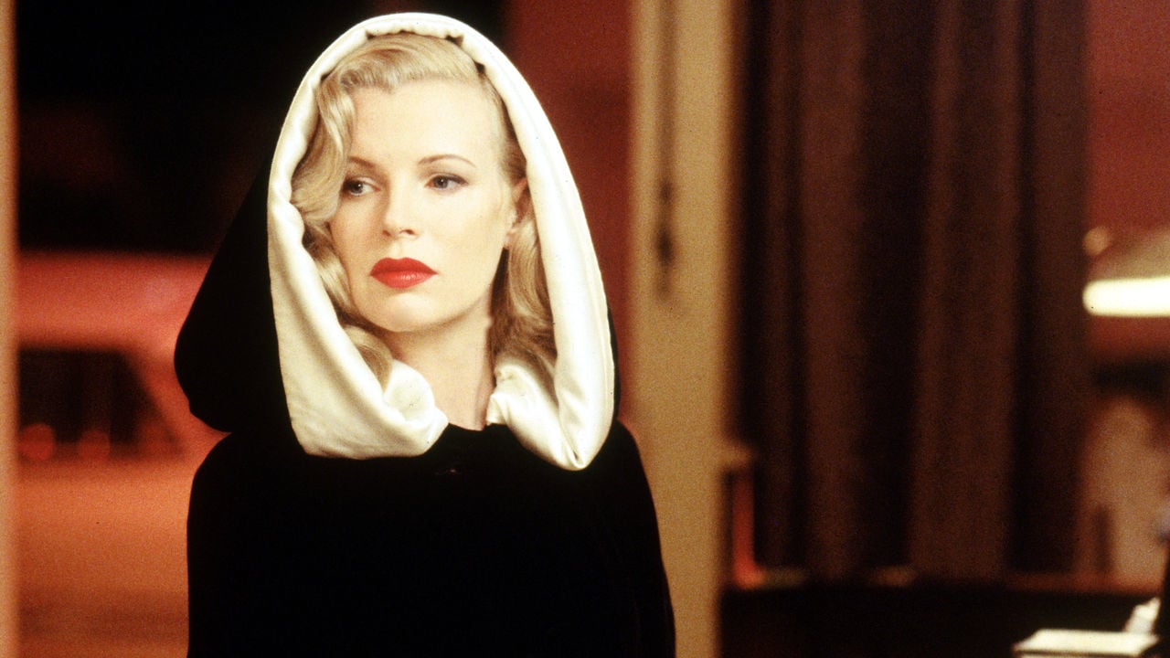 Kim Basinger in una scena di L.A. Confidential