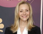 Lisa Kudrow sorprende i fan in posa sull'iconico divano di Friends