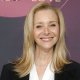 Lisa Kudrow sorprende i fan in posa sull'iconico divano di Friends