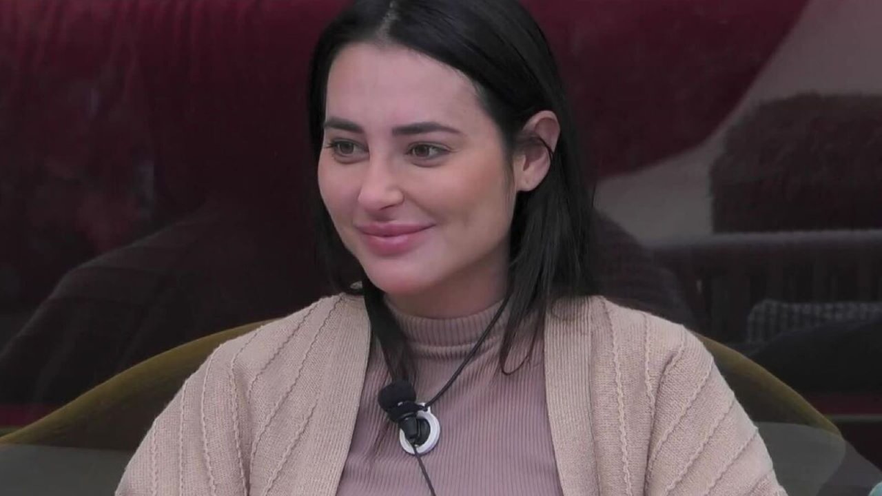 Mariavittoria Minghetti durante una diretta su Mediaset Extra