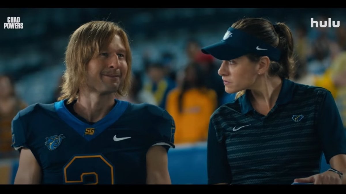 Glen Powell si trasforma in un quarterback del college nel primo teaser trailer di Chad Powers