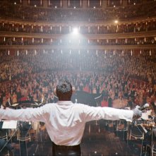 Better Man: l'orchestra e la platea in un fotogramma