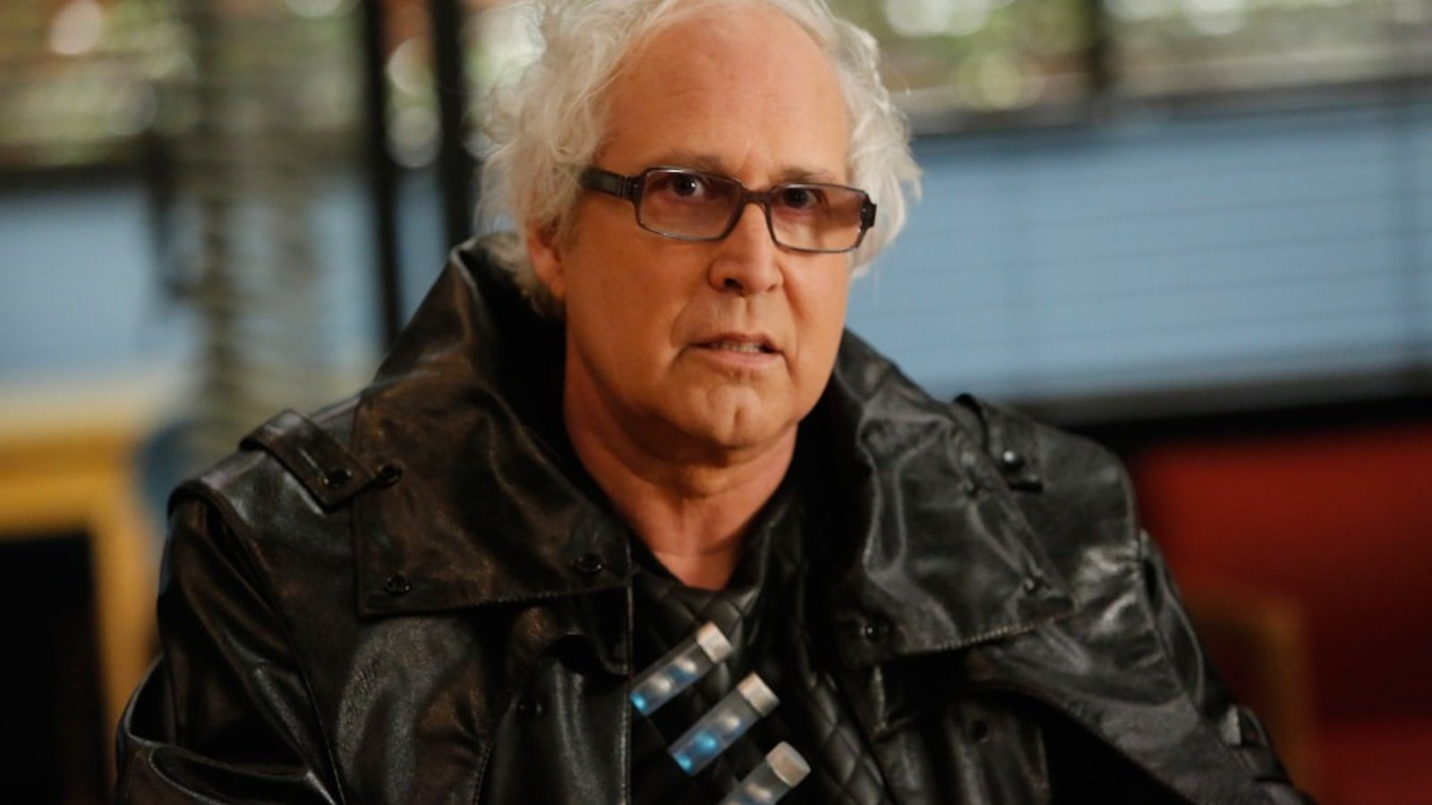 Chevy Chase in una scena di Community