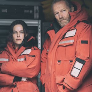 The Rig. Emily Hampshire e Iain Glen in una scena della seconda stagione.