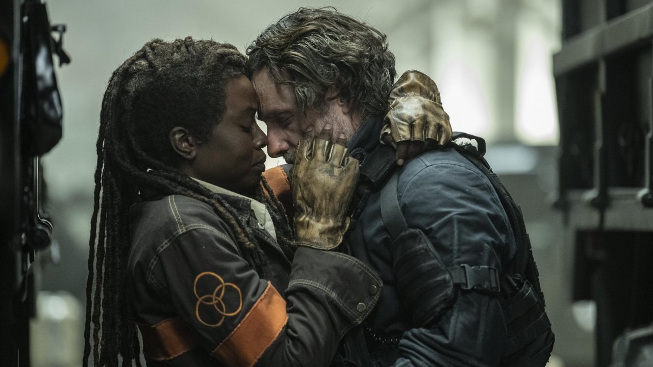 L'abbraccio tra Danai Gurira e Andrew Scott