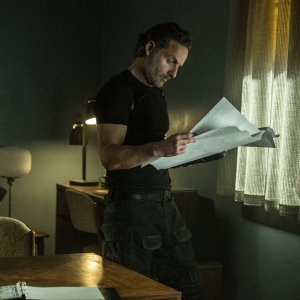 The Walking Dead: The Ones Who Live. Rick Grimes in una scena della serie.