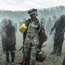The Walking Dead: The Ones Who Live. Gli zombie in una scena della serie.