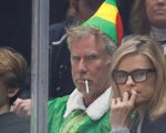 Will Ferrell a una partita di hockey vestito da Buddy, il protagonista di Elf, i video sono diventati virali