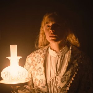 Nosferatu: Emma Corrin durante una scena