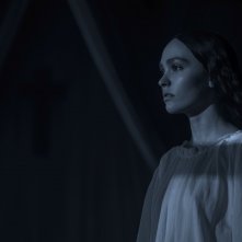 Nosferatu: Lily-Rose Depp guarda dalla finestra
