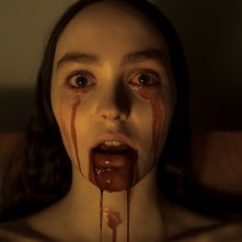 Nosferatu: Lily-Rose Depp con lacrime di sangue