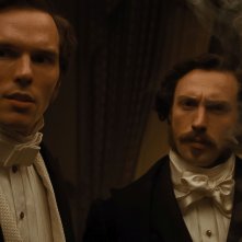 Nosferatu: Nicholas Hoult con Aaron Taylor-Johnson in una scena