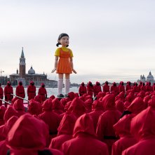 Squid Game. L'iconica bambola a Venezia per promuovere la seconda stagione.