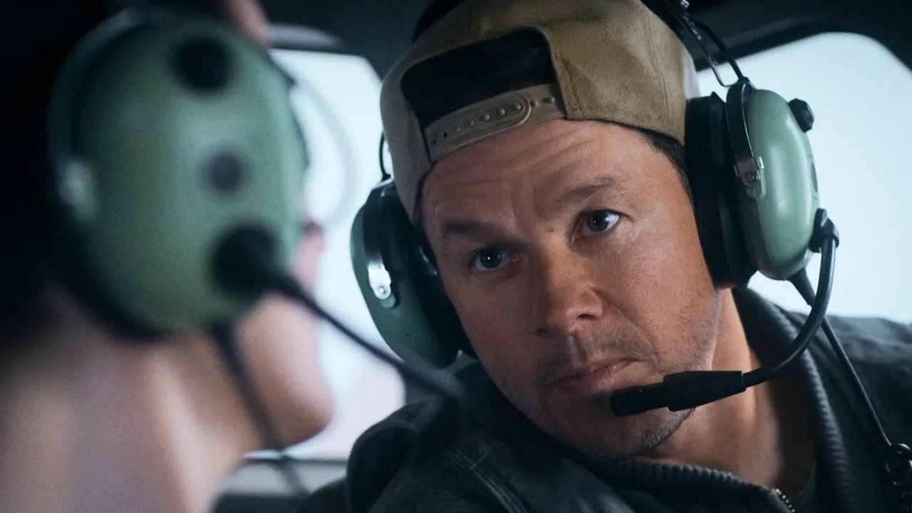 Wahlberg in Flight Risk
