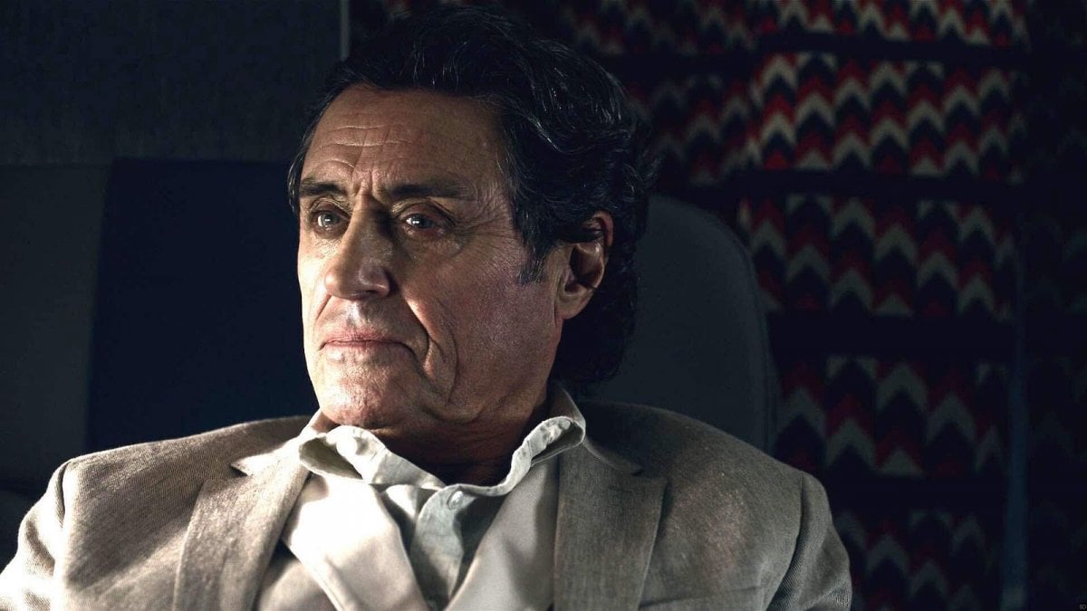 Ballerina, Ian McShane furioso per la scena tagliata con Ana De Armas: "Non fatemi parlare"