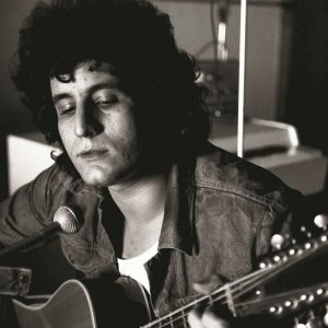 Pino Daniele - Nero a metà: il cantautore in una foto d'archivio