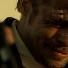 Brad Pitt in una scena drammatica di SEVEN